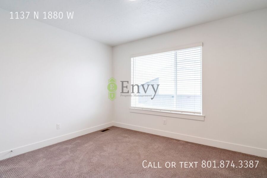 Stunning 3 Bed 2.5 Bath Enormous Townhome in Great Farmington Location! Available NOW! property image