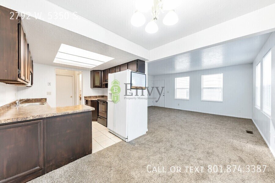 2 Story Pet Friendly Duplex - 3 Bed - 2.5 Bath - Available on June 4th! property image
