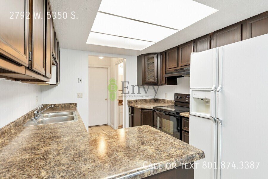 2 Story Pet Friendly Duplex - 3 Bed - 2.5 Bath - Available on June 4th! property image
