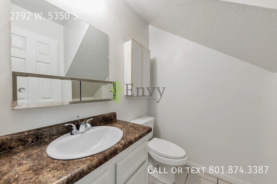 2 Story Pet Friendly Duplex - 3 Bed - 2.5 Bath - Available on June 4th! property image