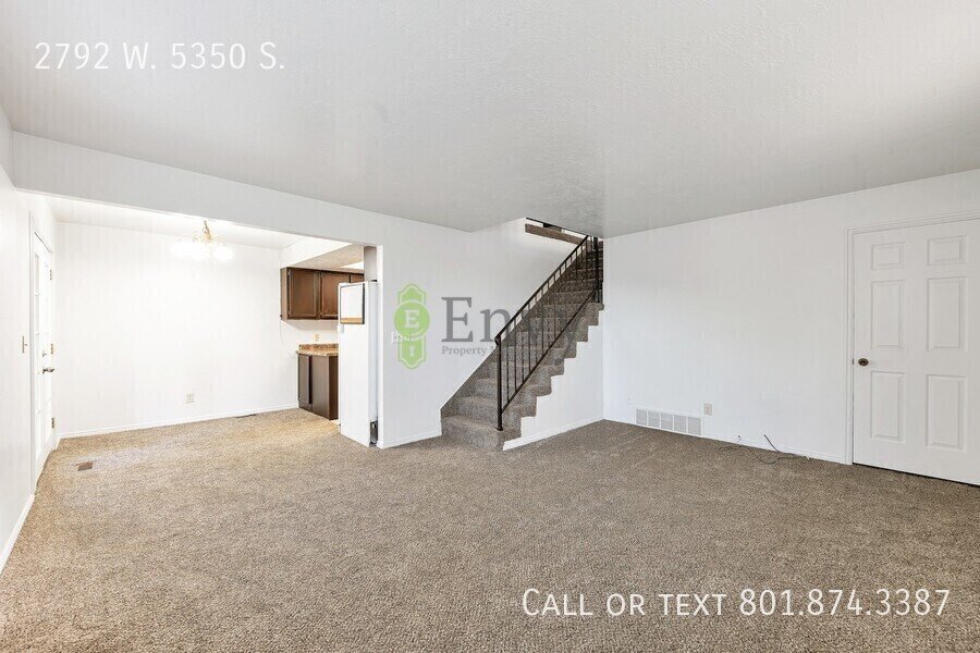 2 Story Pet Friendly Duplex - 3 Bed - 2.5 Bath - Available on June 4th! property image