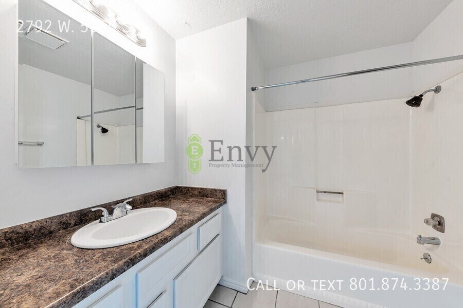 2 Story Pet Friendly Duplex - 3 Bed - 2.5 Bath - Available on June 4th! property image
