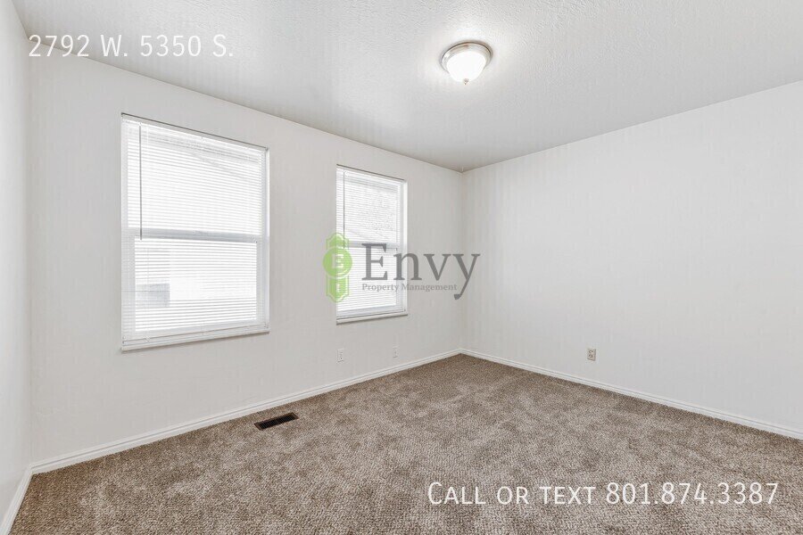 2 Story Pet Friendly Duplex - 3 Bed - 2.5 Bath - Available on June 4th! property image