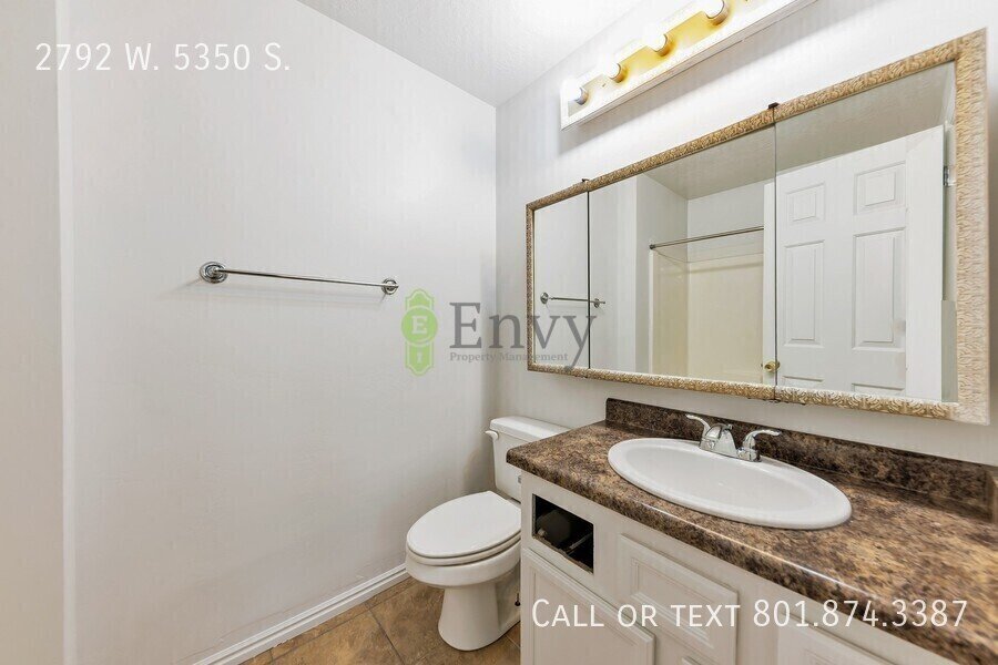 2 Story Pet Friendly Duplex - 3 Bed - 2.5 Bath - Available on June 4th! property image