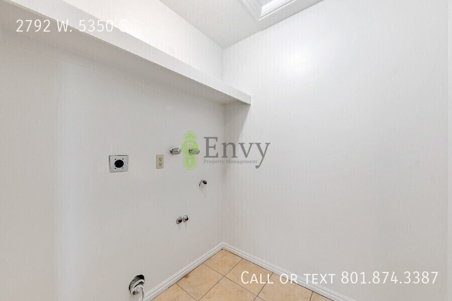 2 Story Pet Friendly Duplex - 3 Bed - 2.5 Bath - Available on June 4th! property image
